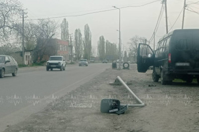 Qubada işıq dirəyi sındırılıb