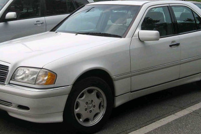 İsmayıllıda avtomobil qadını və onun qızını vurub