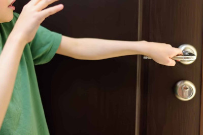 İsmayıllıda uşaq bağlı qapı arxasında qalıb