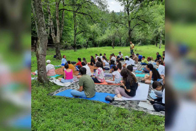 Qubaya gələn turistlər yoqa təliminə qatılıblar