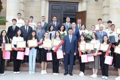 Xaçmaz: ali məktəblərə yüksək balla qəbul olan gənclər mükafatlandırılıblar