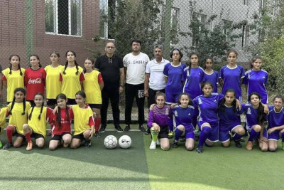 İsmayıllı: yeniyetmə qızlar yoldaşlıq futbol oyuna qoşulublar