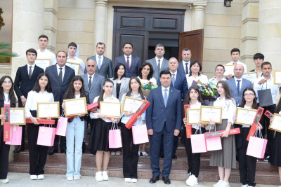 Xaçmaz: ali məktəblərə yüksək balla qəbul olmuş məzunlar mükafatlandırılıblar