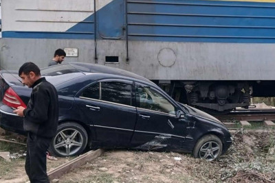 Xaçmaz: qatar avtomobillə toqquşub