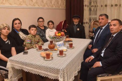 Qubalı şəhidin əkiz körpələri ziyarət olunublar