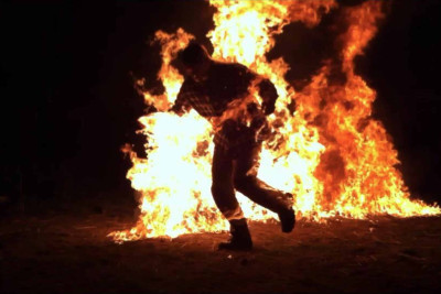 Kişi özünü İsmayıllı İcra Hakimiyyətinin önündə yandırıb