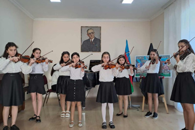 Quba: Zəfər Günü ilə əlaqədar məktəblilər konsert proqramı ilə çıxış ediblər