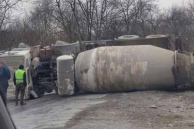Quba-Xınalıq yolu: yük avtomobili aşıb