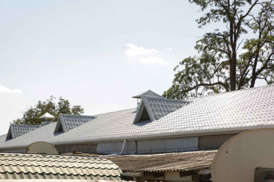 Xaçmaz: çoxmənzilli binaların dam örtükləri yenilənir