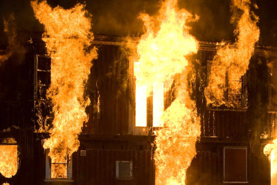 Xaçmaz: İkimərtəbəli ev yanıb