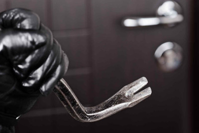 Xaçmazda naməlum şəxs ev yiyəsinə xəsarət yetirib