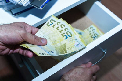 Xaçmazda qazidən rüşvət alan məmur azadlığa buraxılıb