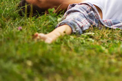 Qubada avtomobil qadını vurub, ölən var