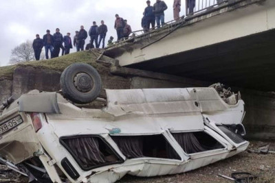 Xaçmazda mikroavtobus körpüdən aşıb