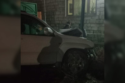 Qubada avtomobil evin darvazasına “girib”