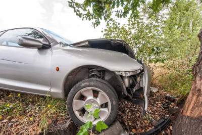 Xaçmazda avtomobil ağaca çarpılıb