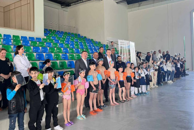 Qubada məktəblilər üzməyi öyrənirlər