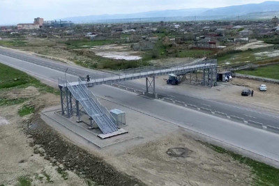 AAYDA: Bakı-Quba yolunda tikilən piyada keçidində son tamamlama işləri görülür