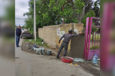 Xaçmaz sakini məktəbin təmirinə köməklik edir