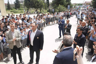 Xaçmaz: İlham Zəkiyev məktəblilərlə görüşüb