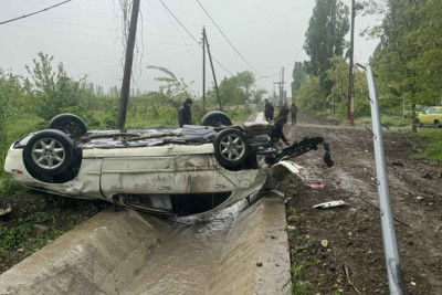 Qusarda avtomobil aşıb - FOTO