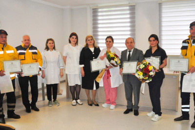 İsmayıllı: Doğuş prosesini təcili tibbi yardım avtomobilində idarə edən tibb işçiləri təltif olunublar