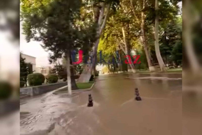 İsmayıllı Rayon İcra Hakimiyyətinin qarşısından sel keçdi