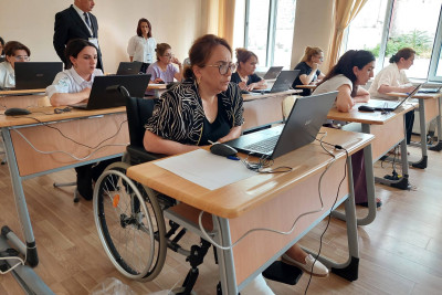 İsmayıllı: Müəllim əlil arabasında imtahandan keçib