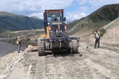 Qubada selin dağıtdığı yollar bərpa edilir