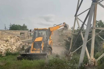 Quba: Gənclər küçəsində tikili sökülüb