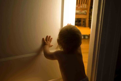 Xaçmazda uşaq bağlı qapı arxasında qalıb