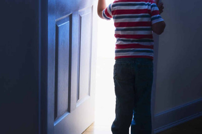 İsmayıllıda uşaq bağlı qapı arxasında qalıb