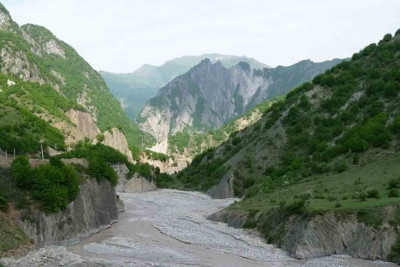 Qubada turist yüksəklikdən çaya yıxılıb