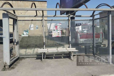 Qubada avtobus dayanacaqları yararsız hala düşüb