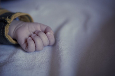 Anası tərəfindən döyülən uşaq ağır xəsarətlər alıb