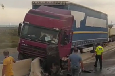 Siyəzən ərazisində ağır tonajlı maşın qəzaya düşüb