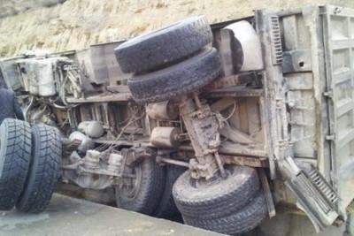 Qusarda yük avtomobili aşıb, ölən var