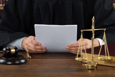 Ər sevgilisini döyən arvadının başını divara vurdu 