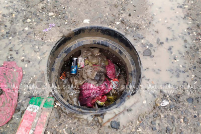 Qubada kanalizasiya lyukları qapaqsız qalıb