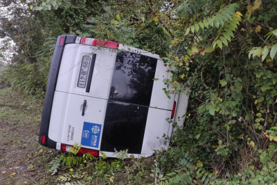 Gəndob-Yalama yolunda mikroavtobus dərəyə aşıb - FOTO