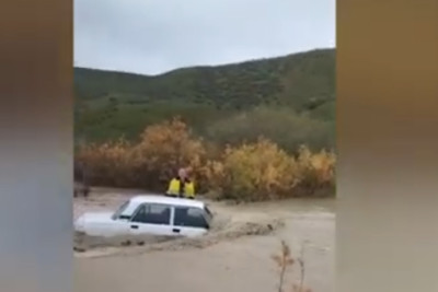 Şabranda seldə batan avtomobildəki şəxs xilas edildi - VİDEO