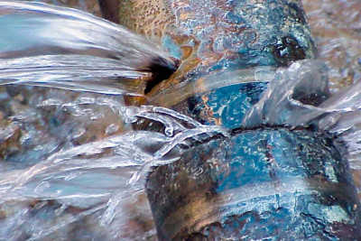 Xaçmazda dövlət qurumu su xəttini təmir edə bilmir - VİDEO