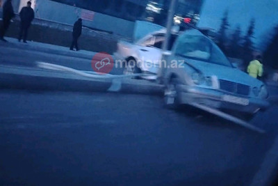 İsmayıllıda "Mercedes" işıq dirəyinə çırpıldı
