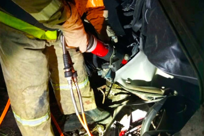 Qadın qəzalı avtomobildən xilas edilib - VİDEO