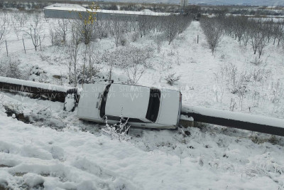 Qubada avtomobil dərəyə aşıb - VİDEO