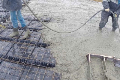 Xınalıq yolunda yeni körpünün inşası davam edir