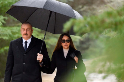 Prezident İlham Əliyev və birinci xanım Mehriban Əliyeva Ümummilli Lider Heydər Əliyevin məzarını ziyarət ediblər