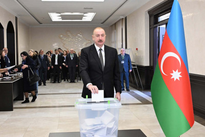 Prezident İlham Əliyev 1 saylı seçki məntəqəsində səs verib