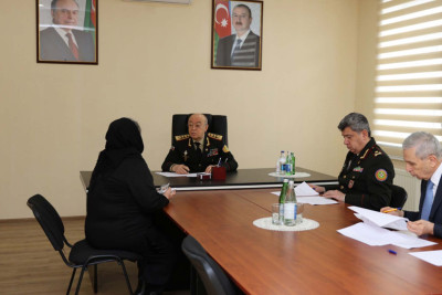 Nazir Xızı şəhərində vətəndaşları qəbul edib