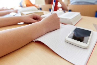 Dərsdə telefon istifadəsi ləğv olunur
